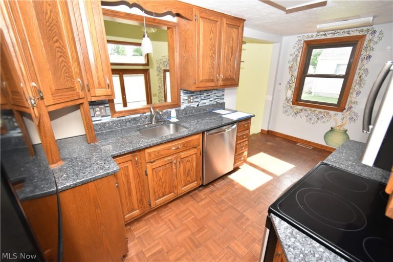 209 Sipple Avenue, Amherst, OH - Photo 5
