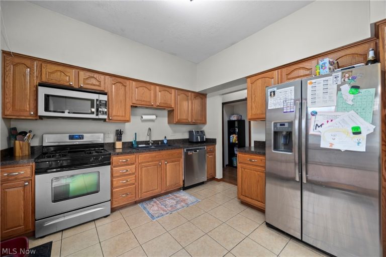 823 Willow Hollow Court, Amherst, OH - Photo 4