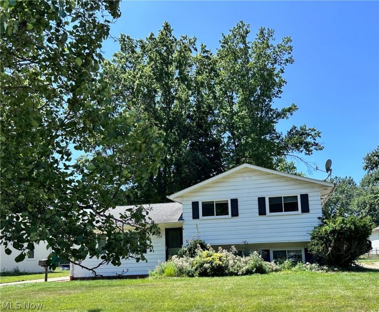 704 Robin Drive, Eastlake, OH - Photo 2