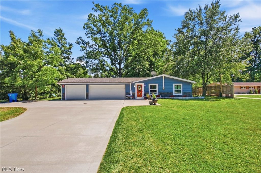 8870 Spring Valley Park Drive, Chagrin Falls, OH