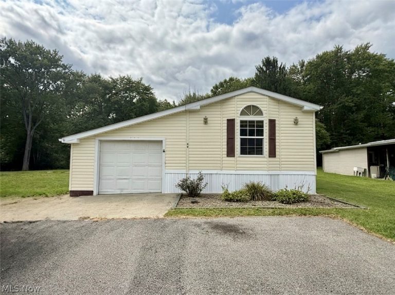 68 Stoneybrook Drive, Hubbard, OH, 44425