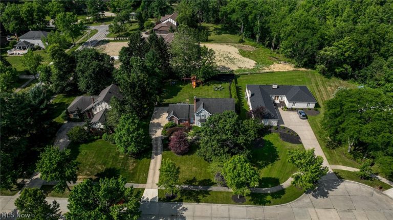 7956 Orianna Street, Brecksville, OH - Photo 4