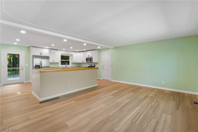 1075 River Road, Lake Milton, OH - Photo 6