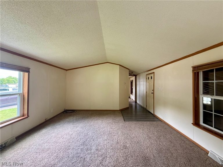 68 Stoneybrook Drive, Hubbard, OH - Photo 8