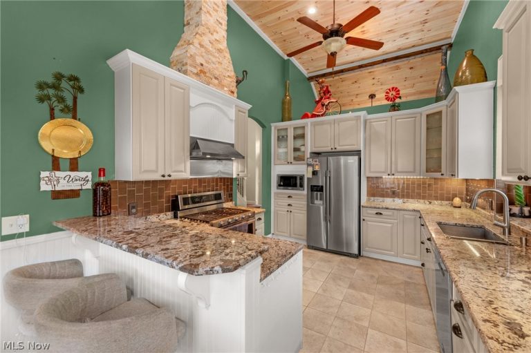 20521 Leana Court, Strongsville, OH - Photo 8