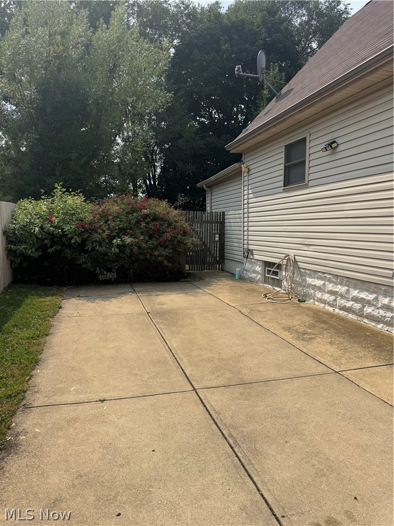 2044 Halstead, Lakewood, OH - Photo 3