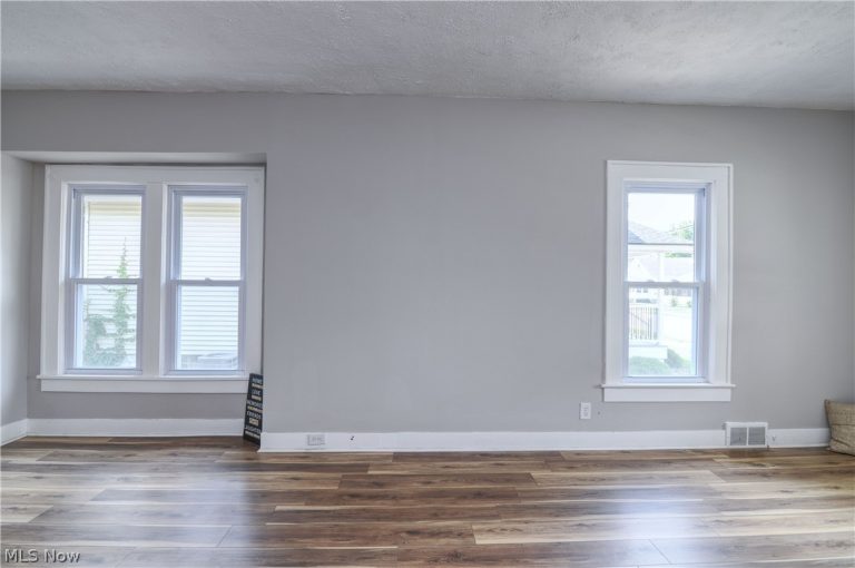 557 Wesleyan Avenue, Barberton, OH - Photo 6