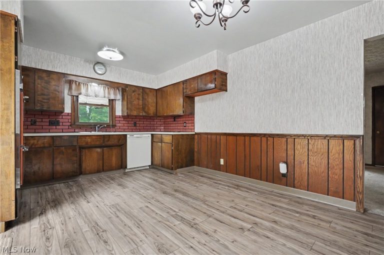 508 Loomis Avenue, Cuyahoga Falls, OH - Photo 8