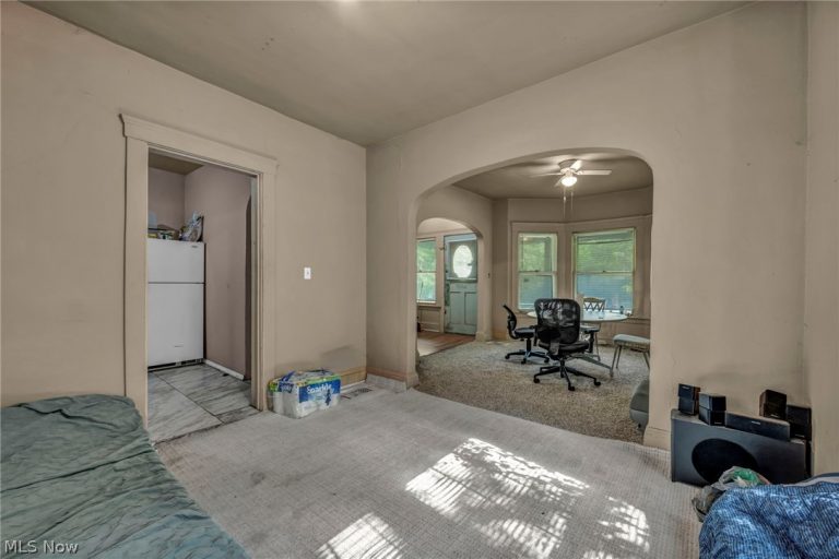 9822 Raymond Avenue, Cleveland, OH - Photo 8