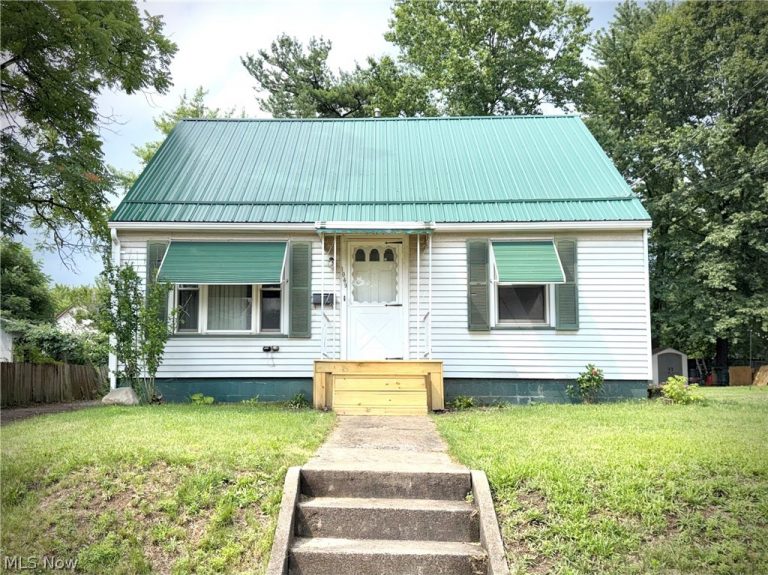 1049 Mckinley Street, Warren, OH - Photo 2