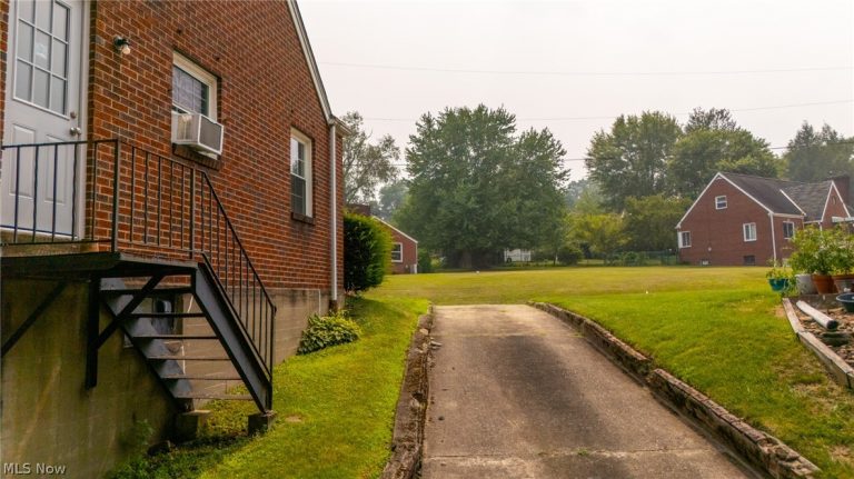 1496 Columbus Circle, Steubenville, OH - Photo 2