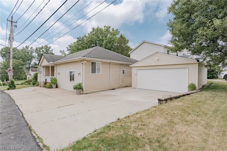 6306 Meadowbrook Road, Garfield Heights, OH - Photo 2