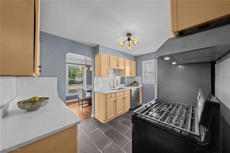 8219 Wainstead Drive, Parma, OH - Photo 8
