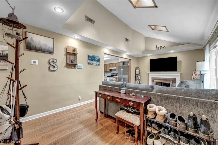 5950 Louis Drive, North Olmsted, OH - Photo 4