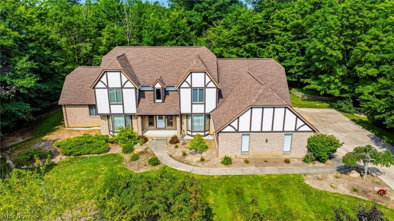 2898 Oakwood Drive, Willoughby Hills, OH, 44094