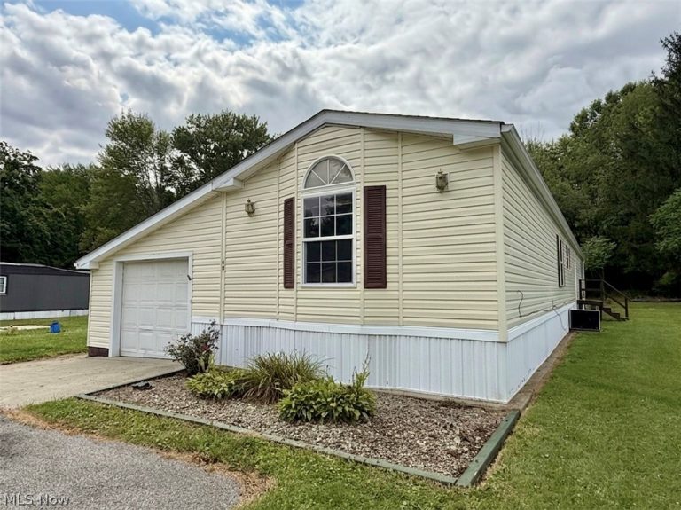 68 Stoneybrook Drive, Hubbard, OH - Photo 3