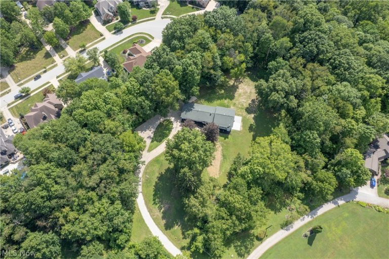 510 Lourdes Drive, Cuyahoga Falls, OH - Photo 2