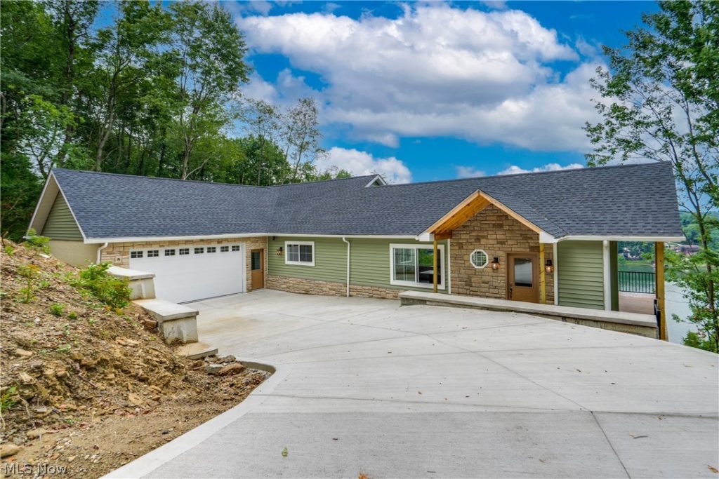 15 Huron Trail, Malvern, OH