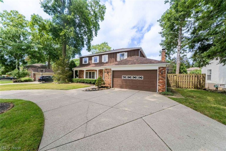 9474 Stoney Creek Lane, Parma Heights, OH - Photo 2