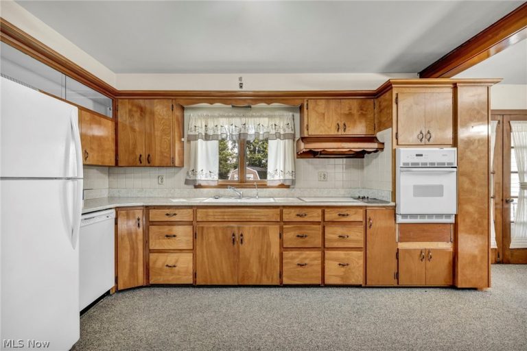 1030 Hillsdale Avenue, Lorain, OH - Photo 6