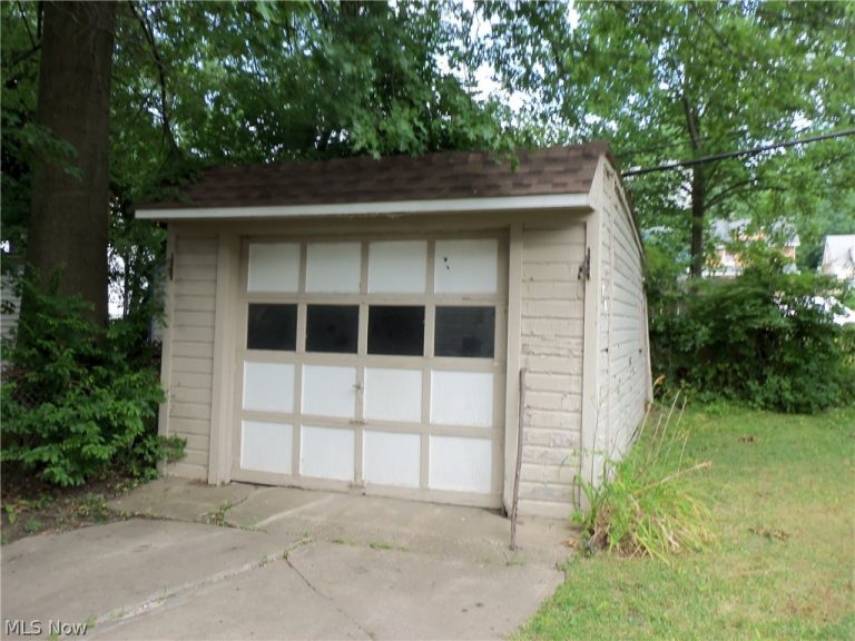 885 NelaView Road, Cleveland Heights, OH - Photo 3