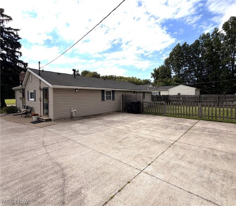 1306 Prospect Street, Elyria, OH - Photo 3