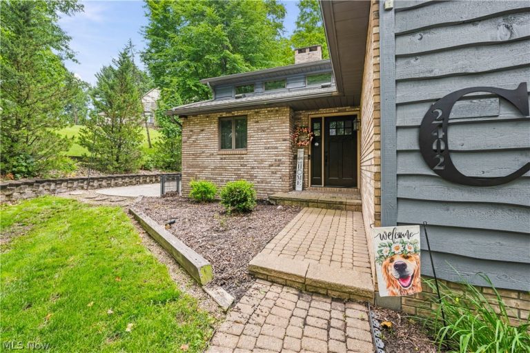 2402 Woodlawn, Dover, OH - Photo 2