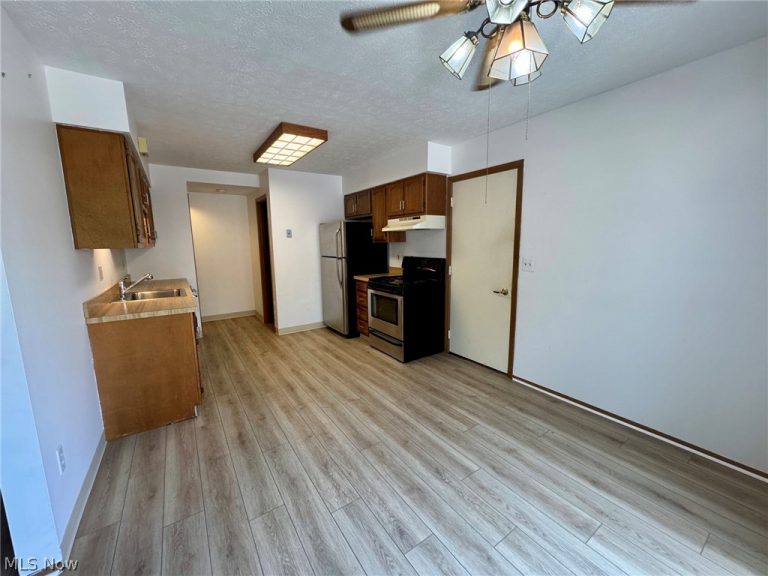5484 Wildwood Court #B, Willoughby, OH - Photo 3