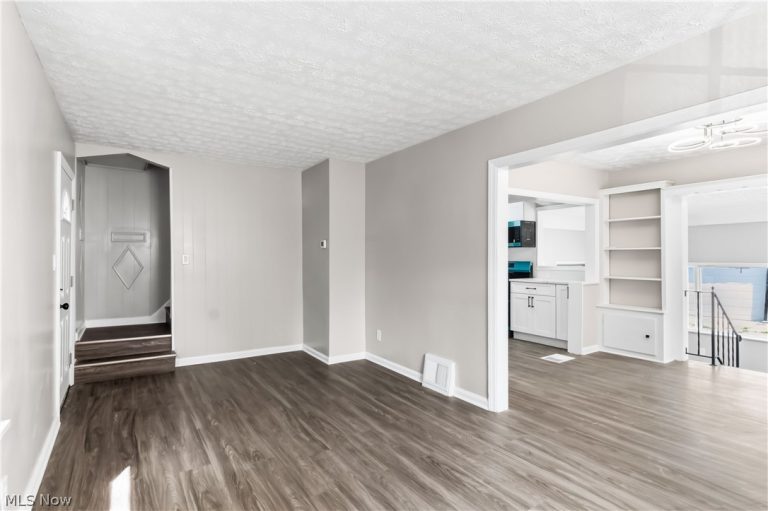 12904 Brookfield Avenue, Cleveland, OH - Photo 2