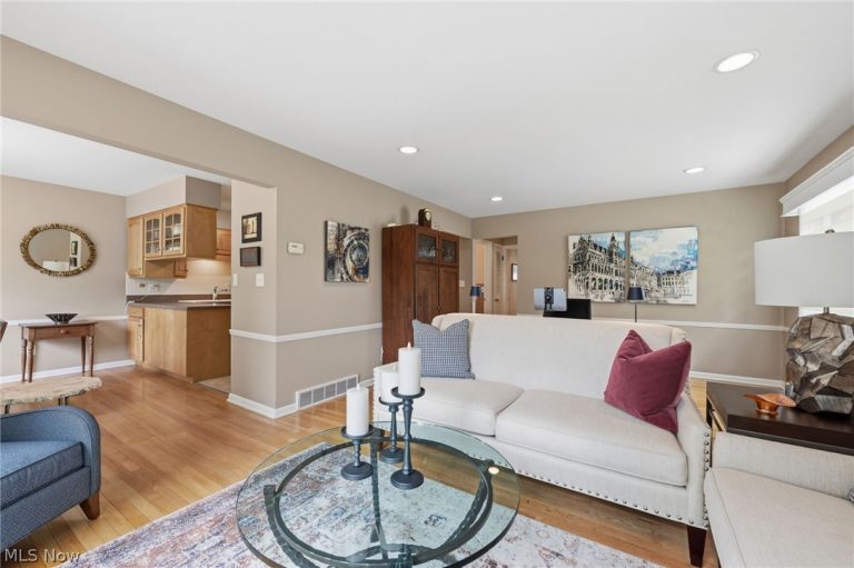 6848 Rosemont Drive, Brecksville, OH - Photo 2