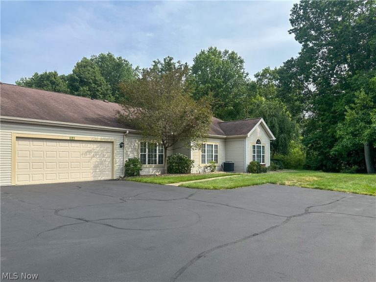 34 Woodland Chase Boulevard, Niles, OH - Photo 2