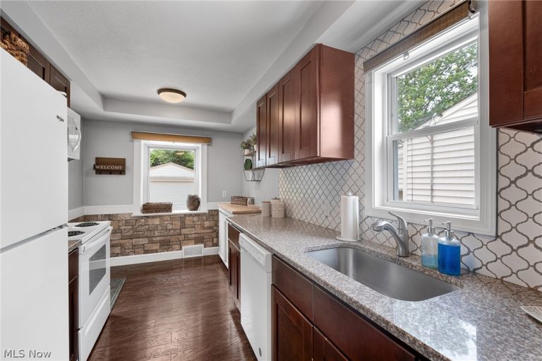 1558 Empire Road, Wickliffe, OH - Photo 8