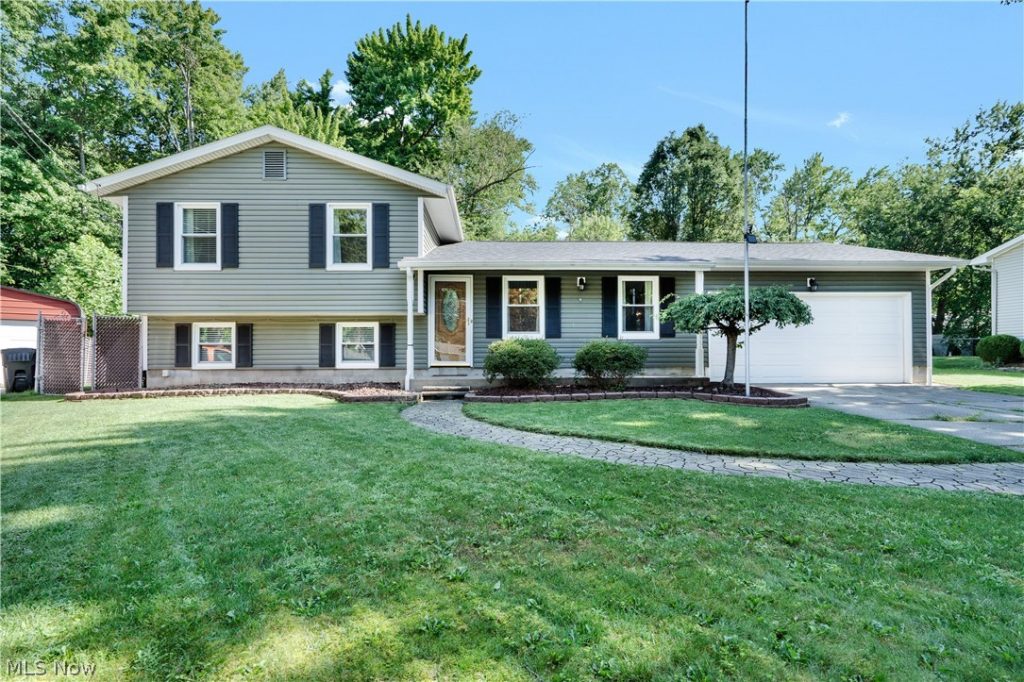 1796 Maple Trace Court, Youngstown, OH