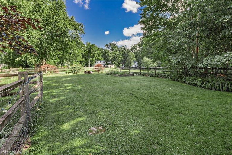15879 Hemlock Road, Chagrin Falls, OH - Photo 4