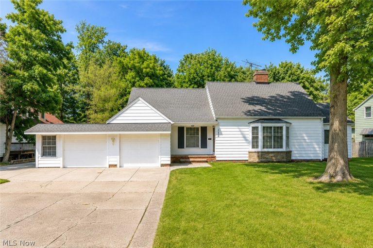 142 Bexley Drive, Bedford, OH - Photo 2