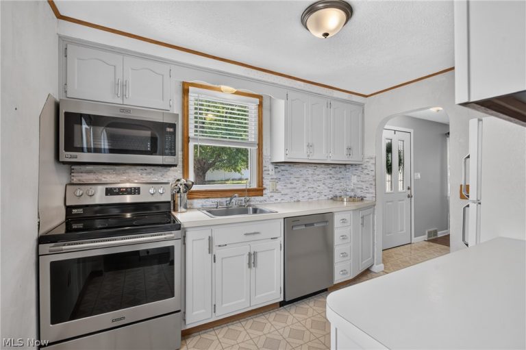 14390 Cheshire Street, Burton, OH - Photo 6