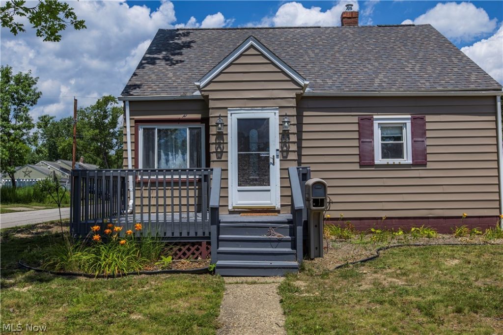 33 Pierce Avenue, Cuyahoga Falls, OH
