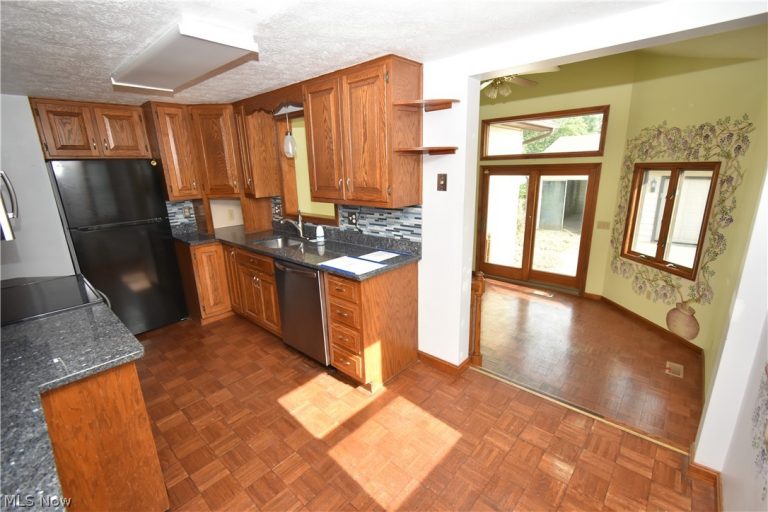 209 Sipple Avenue, Amherst, OH - Photo 6