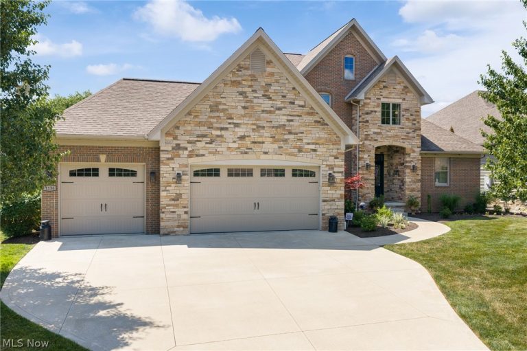1136 Laurel Green Drive, North Canton, OH - Photo 2