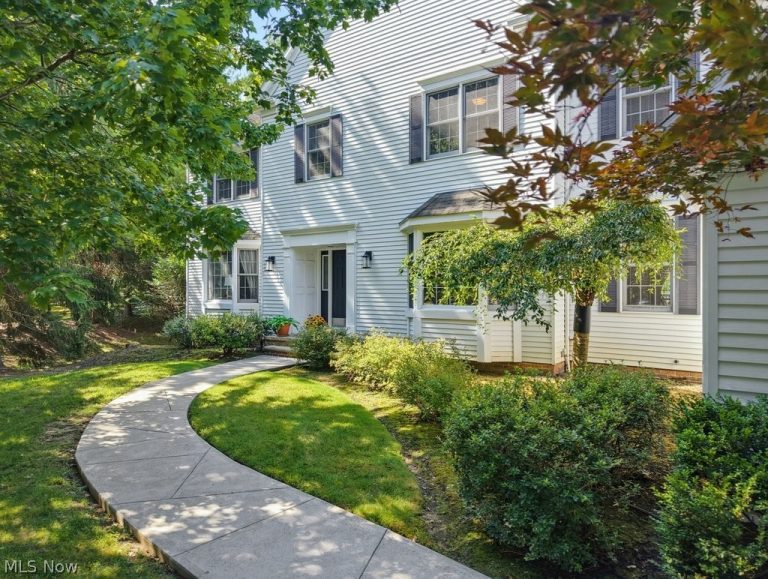 6460 Laura Lane, Solon, OH - Photo 2