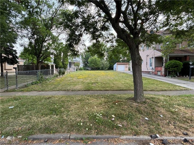 829 Whitcomb Road, Cleveland, OH - Photo 2