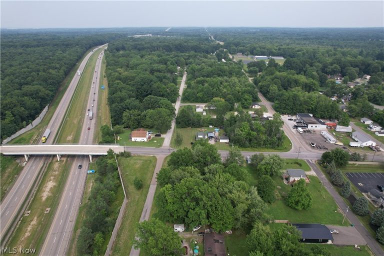 N East River Road, Lake Milton, OH - Photo 2