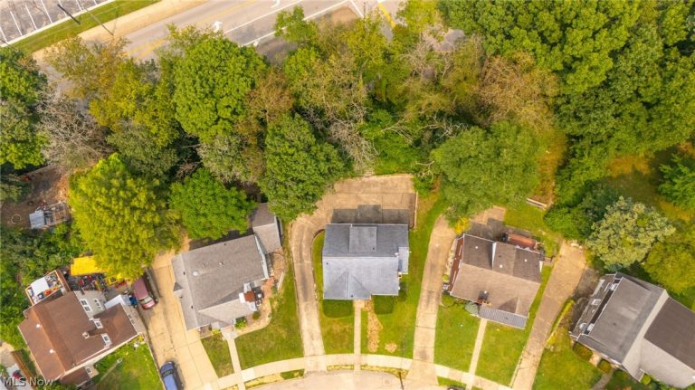 1496 Columbus Circle, Steubenville, OH - Photo 3