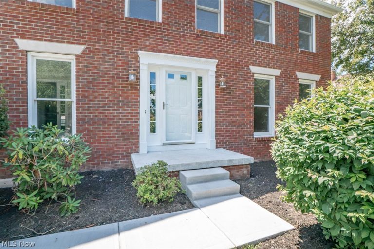 2888 Saint Albans Circle, North Canton, OH - Photo 5