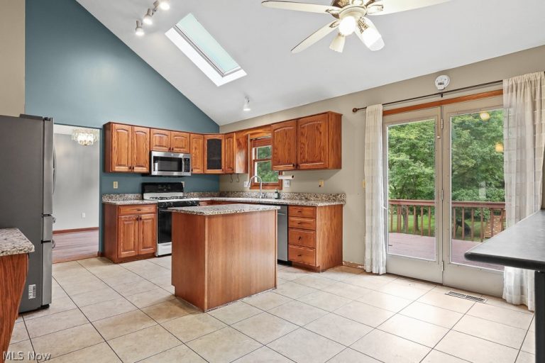 315 Valley Brook Oval, Hinckley, OH - Photo 4