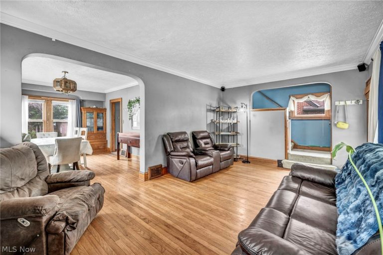 6802 Ackley Road, Parma, OH - Photo 8
