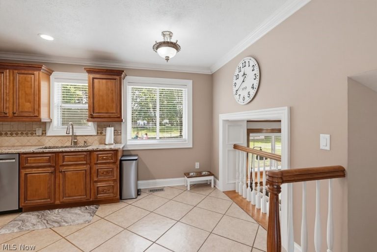 7875 Newcomb Drive, Parma, OH - Photo 8