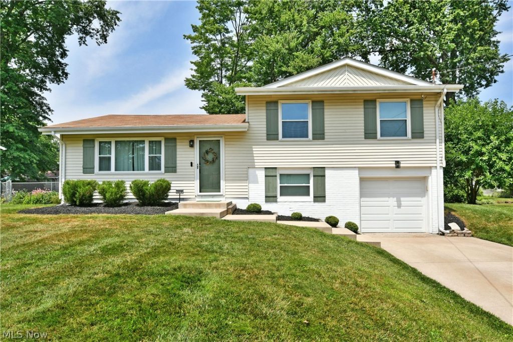 3819 Adrian Drive, Warren, OH