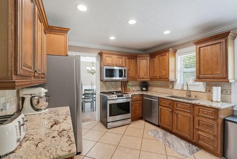 7875 Newcomb Drive, Parma, OH - Photo 5