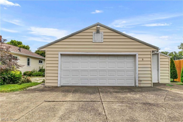 6676 Mackenzie, North Olmsted, OH - Photo 3